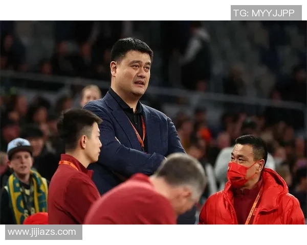 姚明走路视频引发热议网友纷纷点赞其优雅气质与独特风格